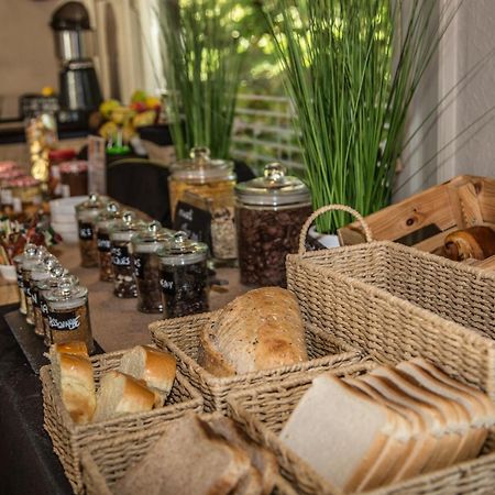 Logis Hotel Restaurant Des Acacias Lille Neuville En Ferrain エクステリア 写真