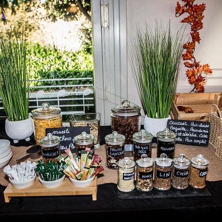 Logis Hotel Restaurant Des Acacias Lille Neuville En Ferrain エクステリア 写真