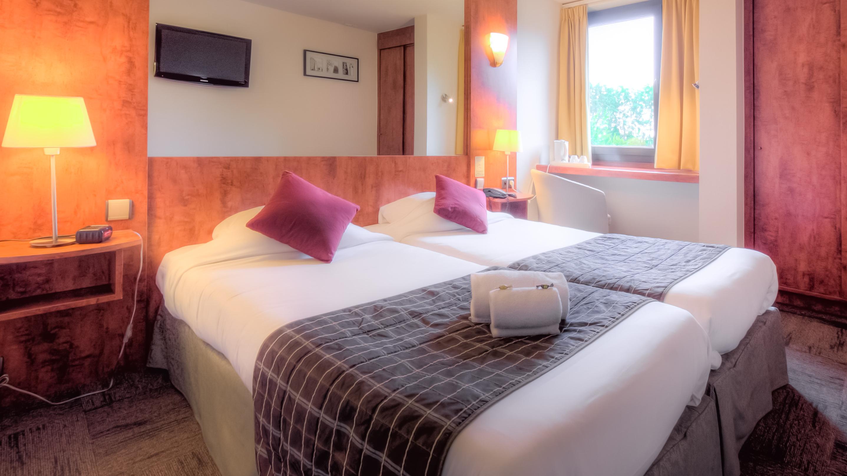 Logis Hotel Restaurant Des Acacias Lille Neuville En Ferrain エクステリア 写真