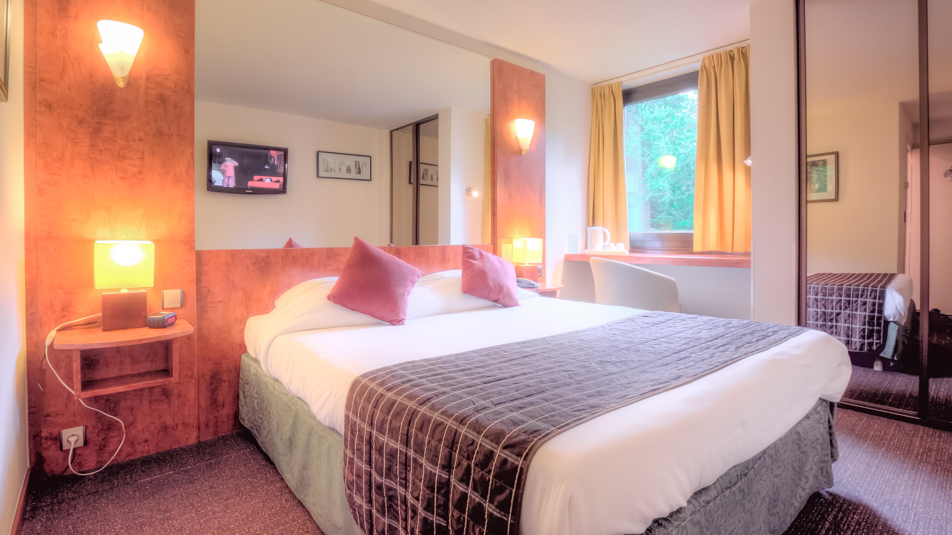 Logis Hotel Restaurant Des Acacias Lille Neuville En Ferrain エクステリア 写真