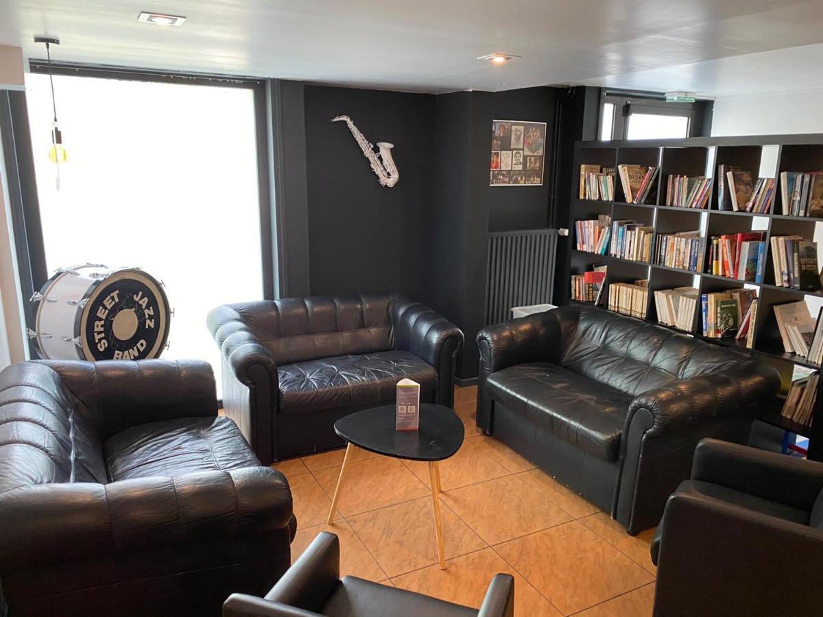 Logis Hotel Restaurant Des Acacias Lille Neuville En Ferrain エクステリア 写真