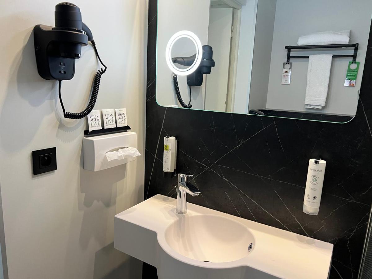 Logis Hotel Restaurant Des Acacias Lille Neuville En Ferrain エクステリア 写真