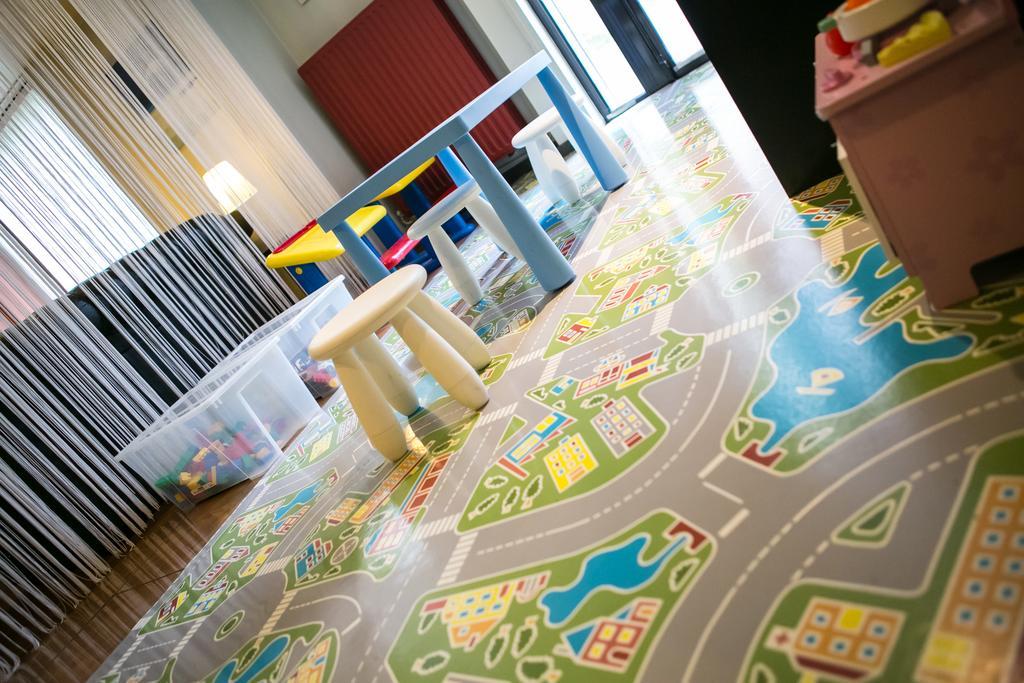 Logis Hotel Restaurant Des Acacias Lille Neuville En Ferrain エクステリア 写真
