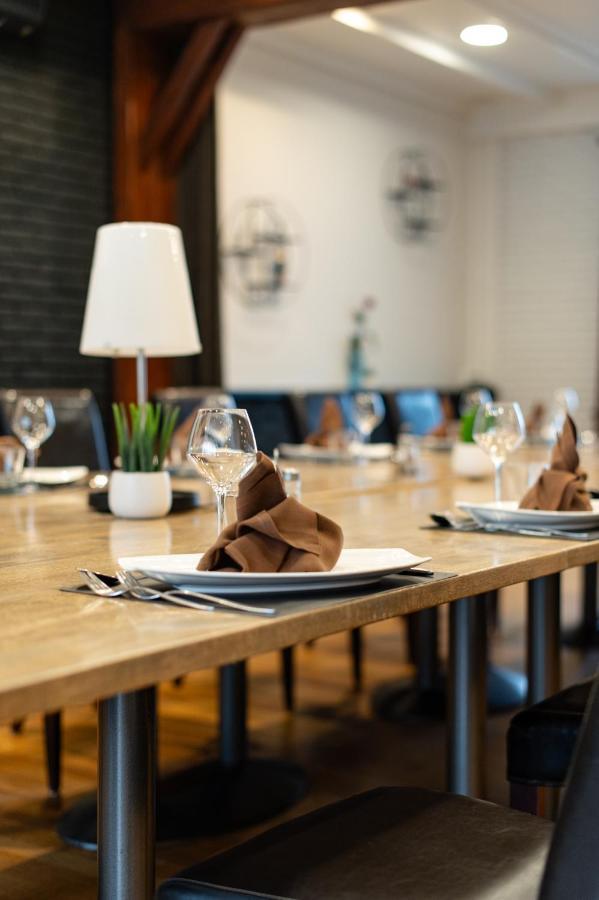 Logis Hotel Restaurant Des Acacias Lille Neuville En Ferrain エクステリア 写真