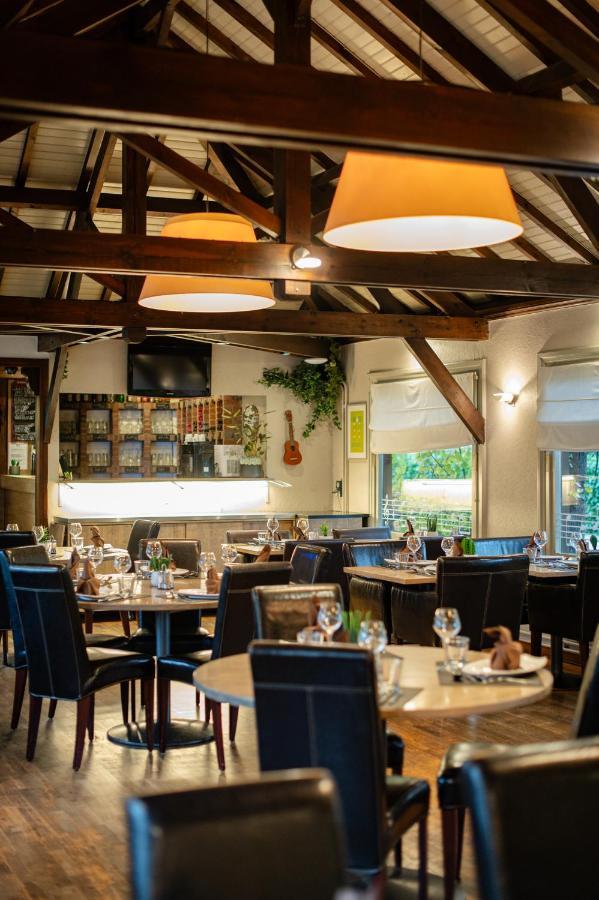 Logis Hotel Restaurant Des Acacias Lille Neuville En Ferrain エクステリア 写真