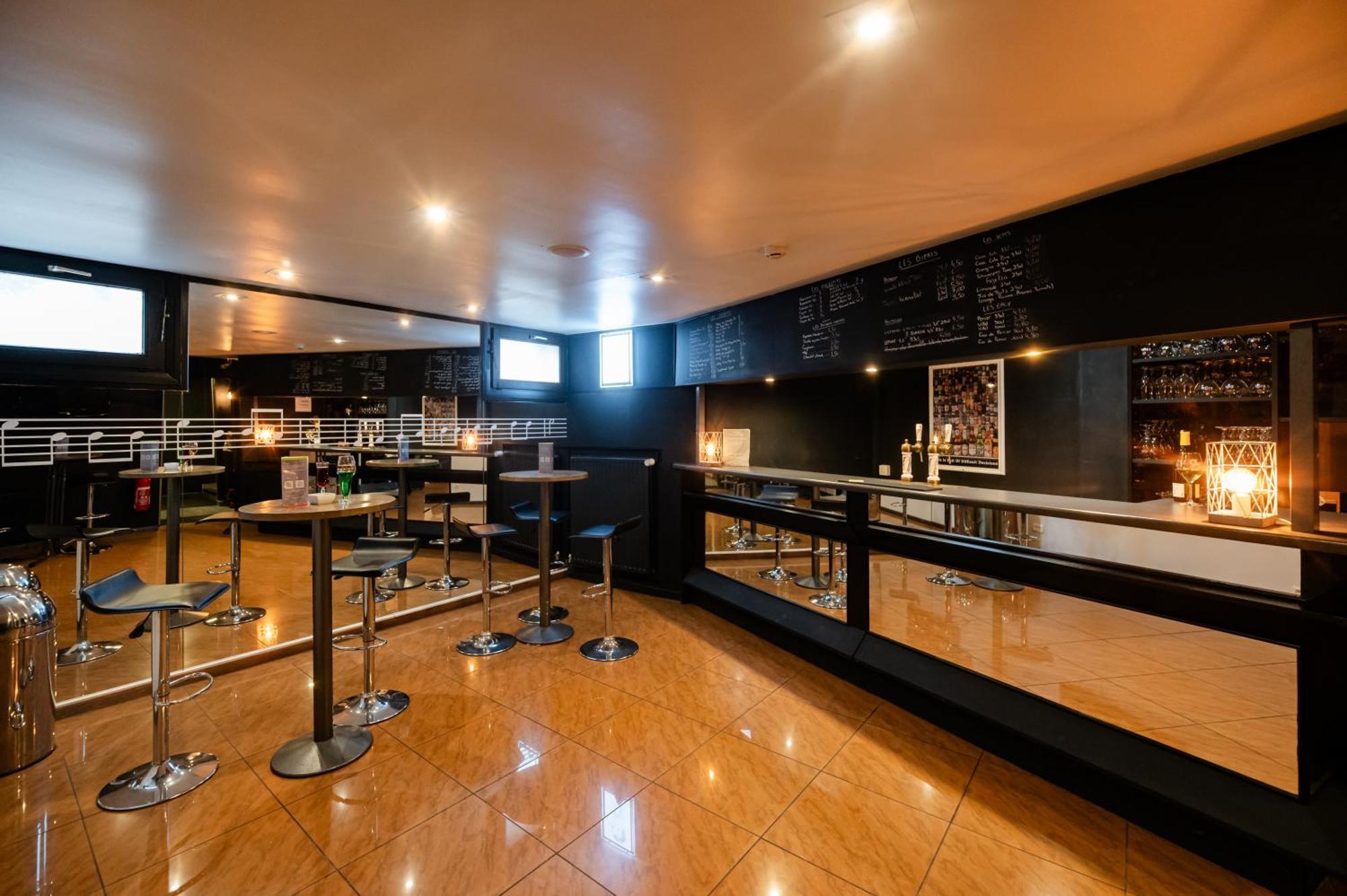 Logis Hotel Restaurant Des Acacias Lille Neuville En Ferrain エクステリア 写真