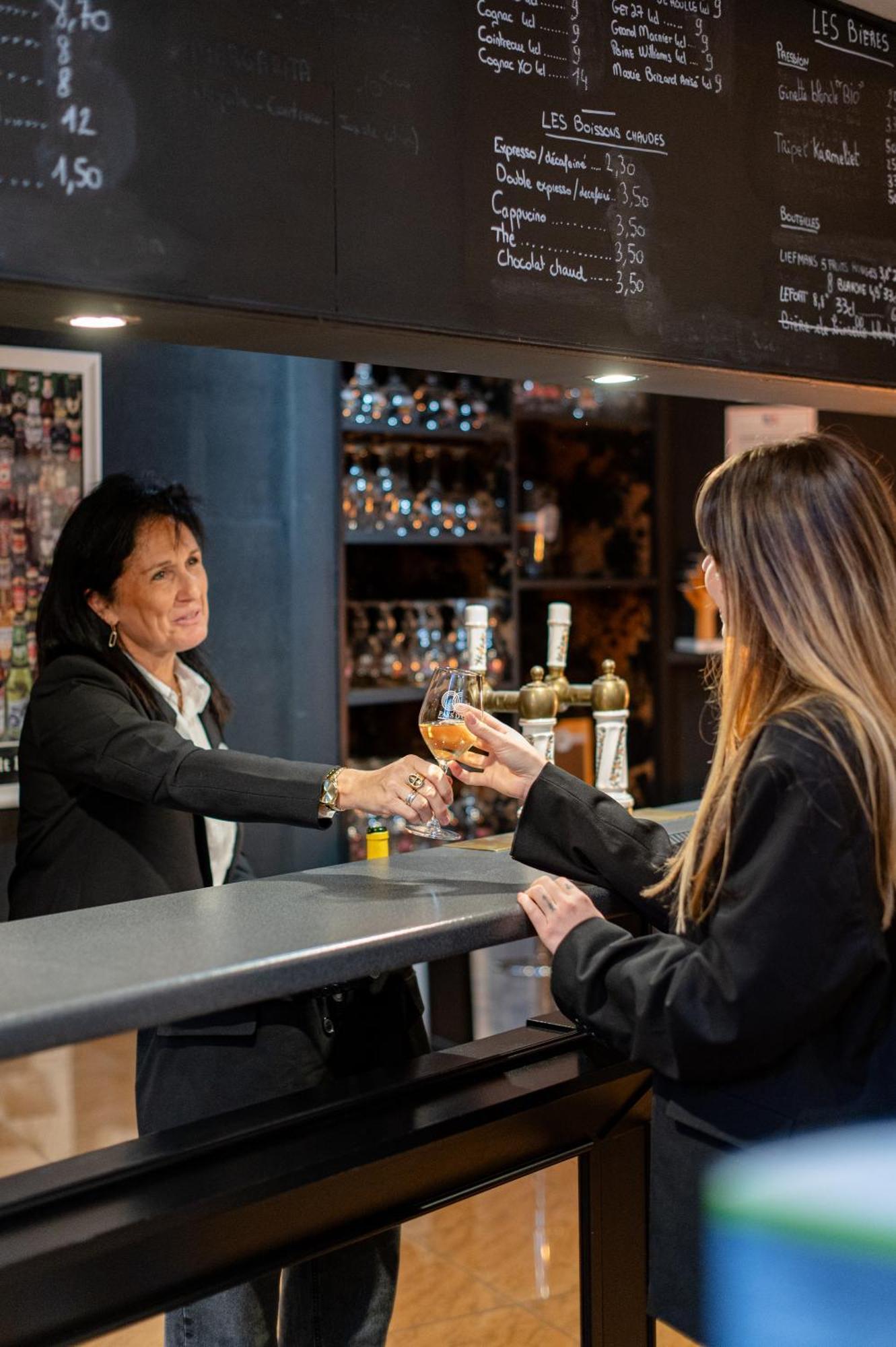 Logis Hotel Restaurant Des Acacias Lille Neuville En Ferrain エクステリア 写真