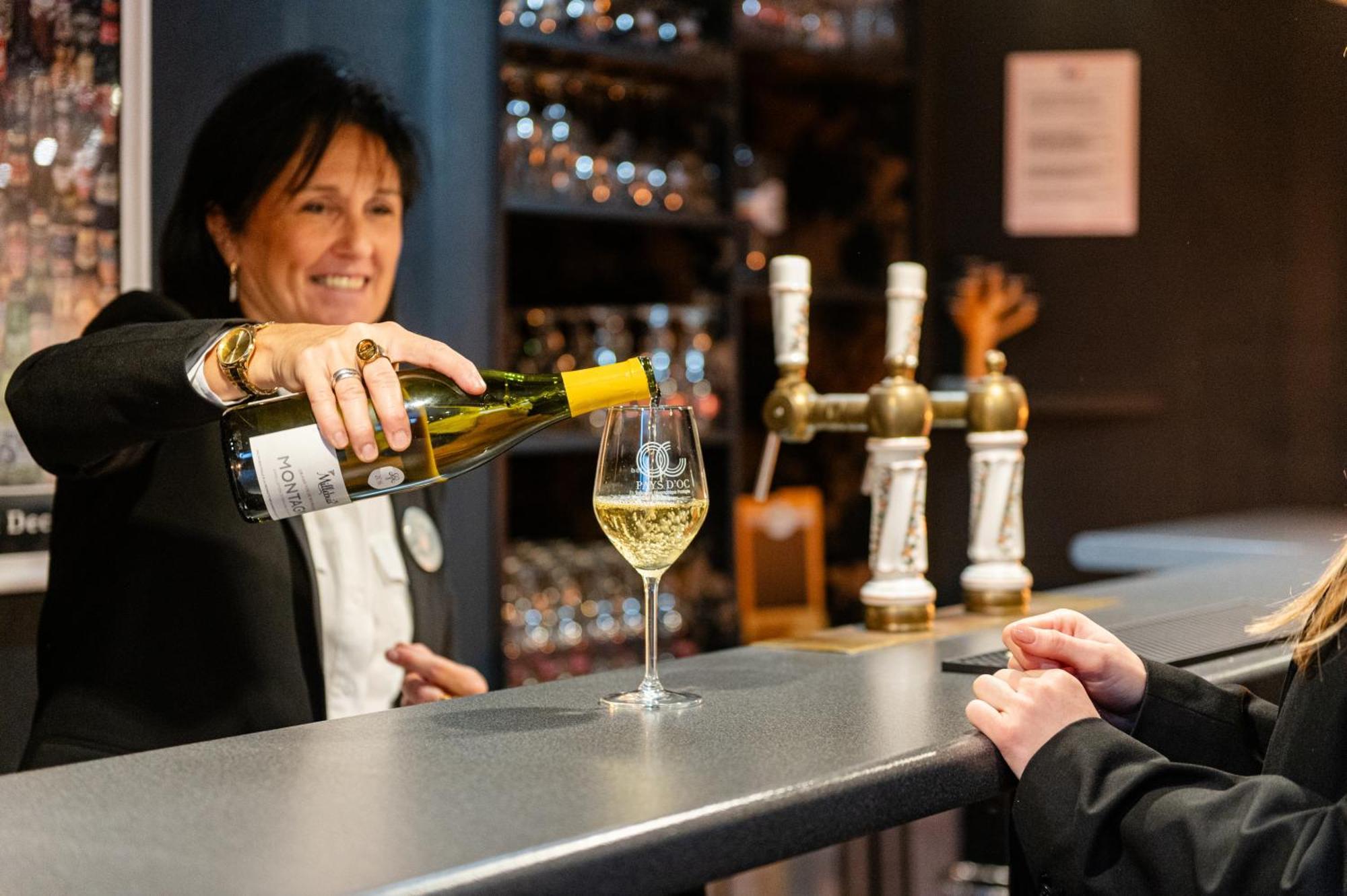Logis Hotel Restaurant Des Acacias Lille Neuville En Ferrain エクステリア 写真