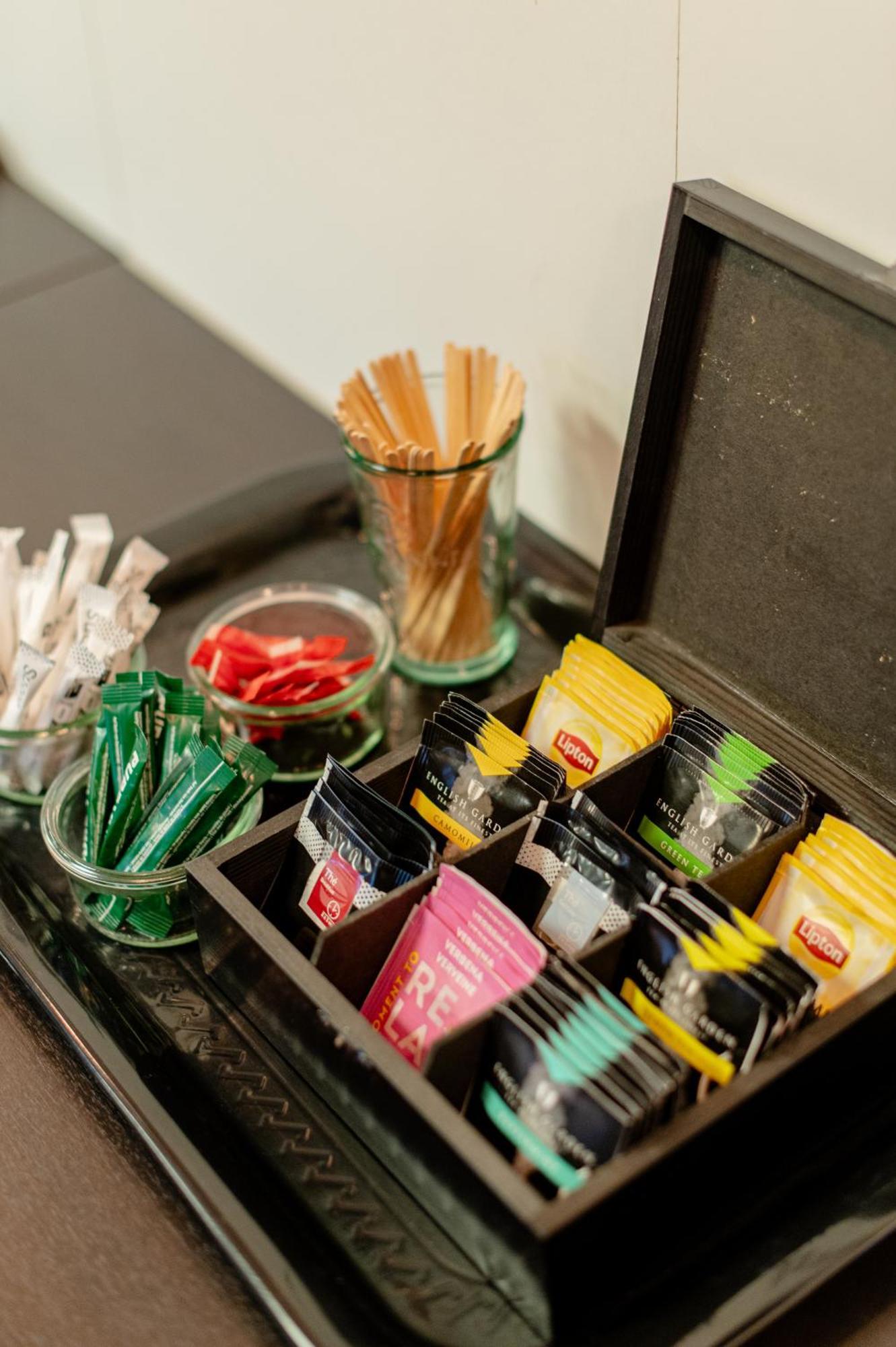 Logis Hotel Restaurant Des Acacias Lille Neuville En Ferrain エクステリア 写真