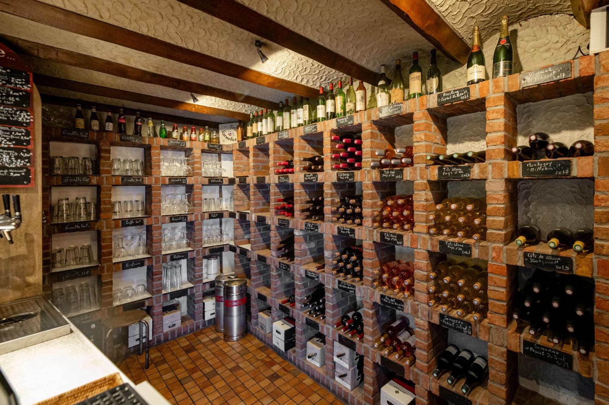 Logis Hotel Restaurant Des Acacias Lille Neuville En Ferrain エクステリア 写真