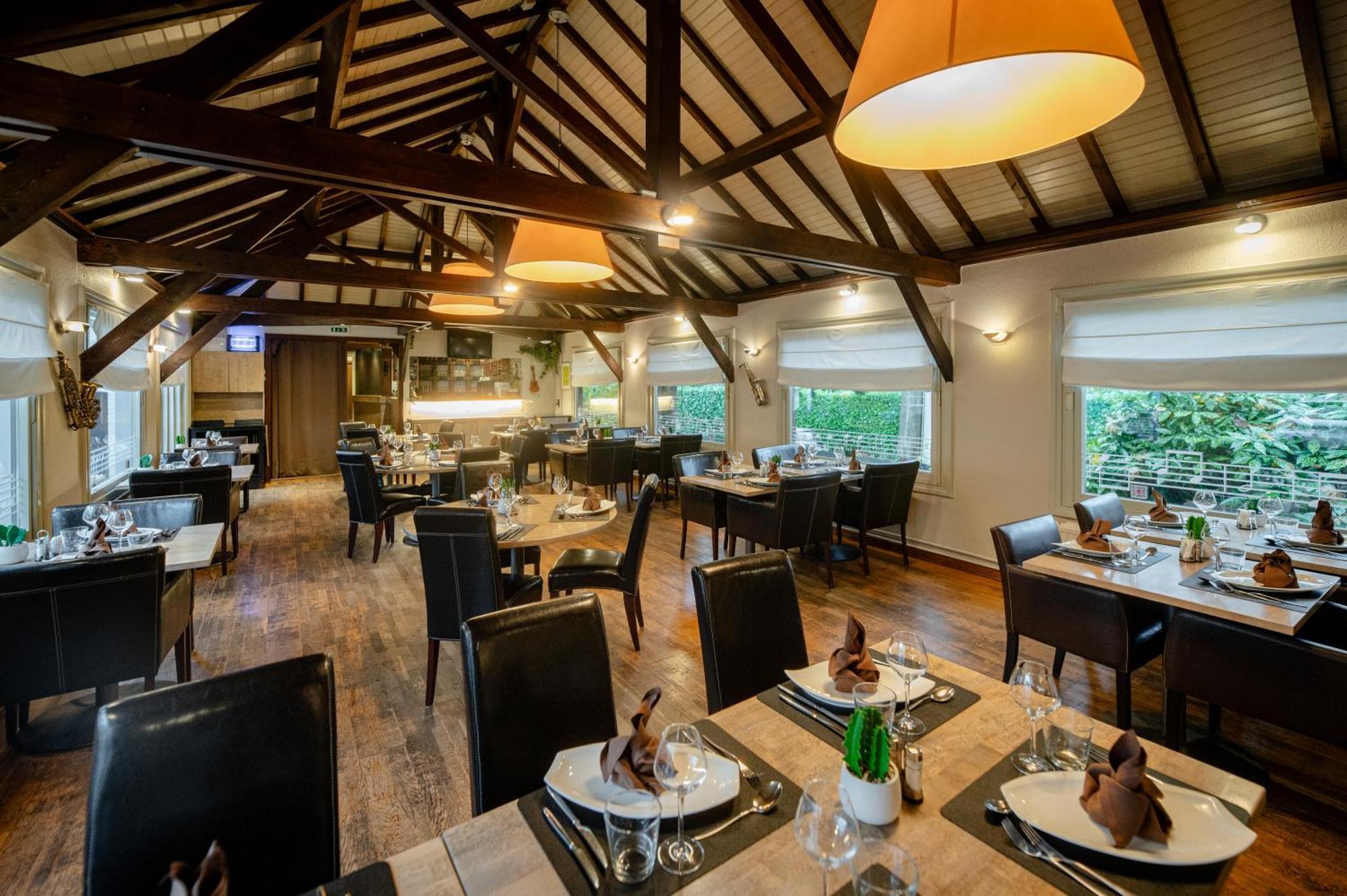 Logis Hotel Restaurant Des Acacias Lille Neuville En Ferrain エクステリア 写真