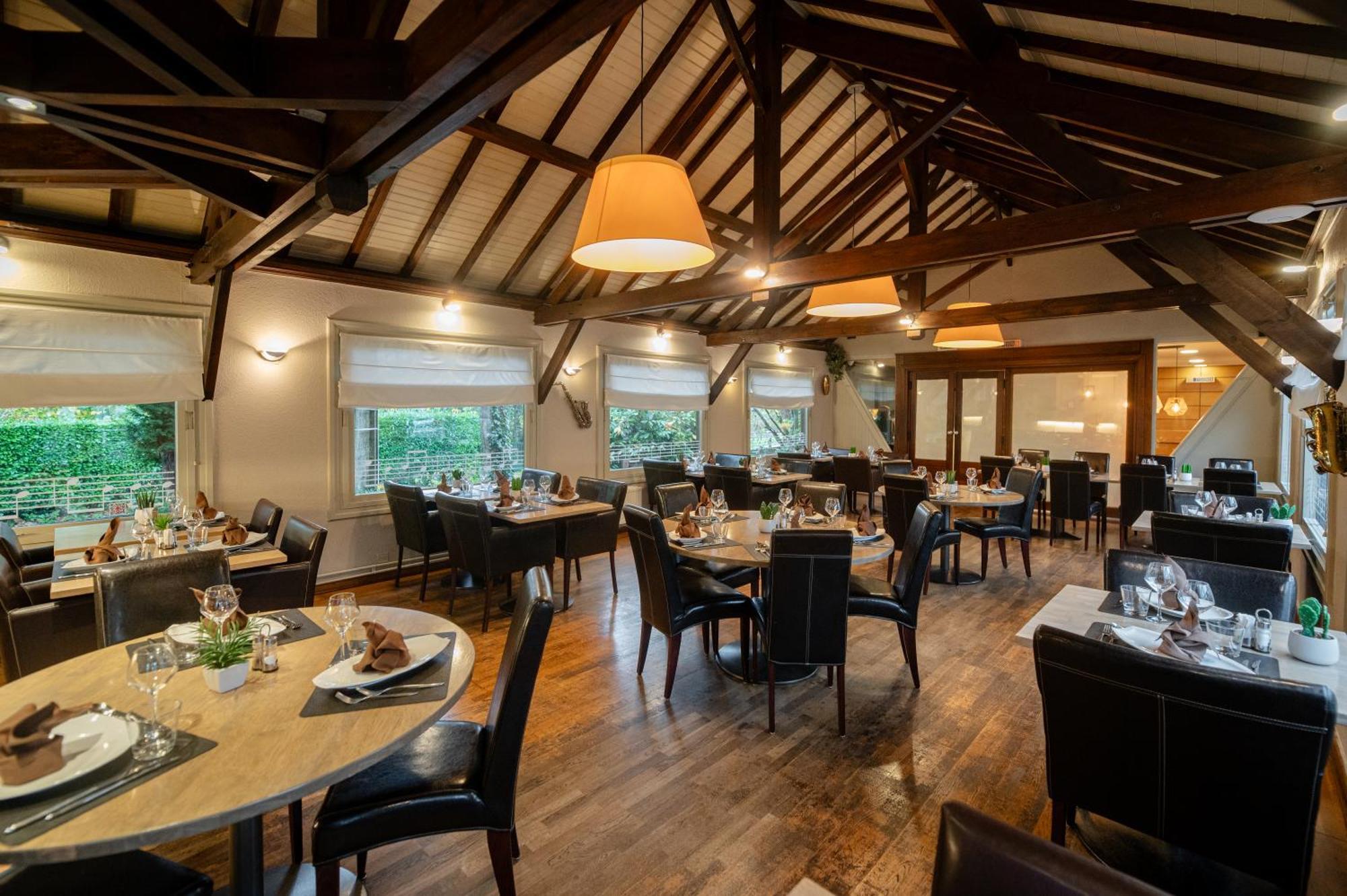Logis Hotel Restaurant Des Acacias Lille Neuville En Ferrain エクステリア 写真