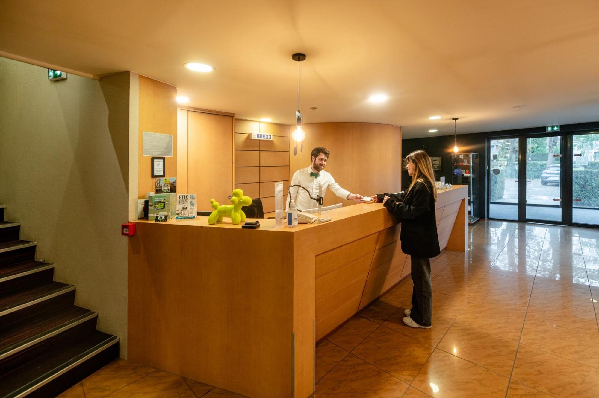 Logis Hotel Restaurant Des Acacias Lille Neuville En Ferrain エクステリア 写真