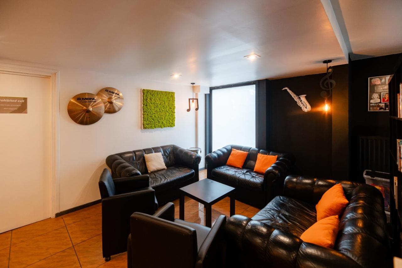 Logis Hotel Restaurant Des Acacias Lille Neuville En Ferrain エクステリア 写真