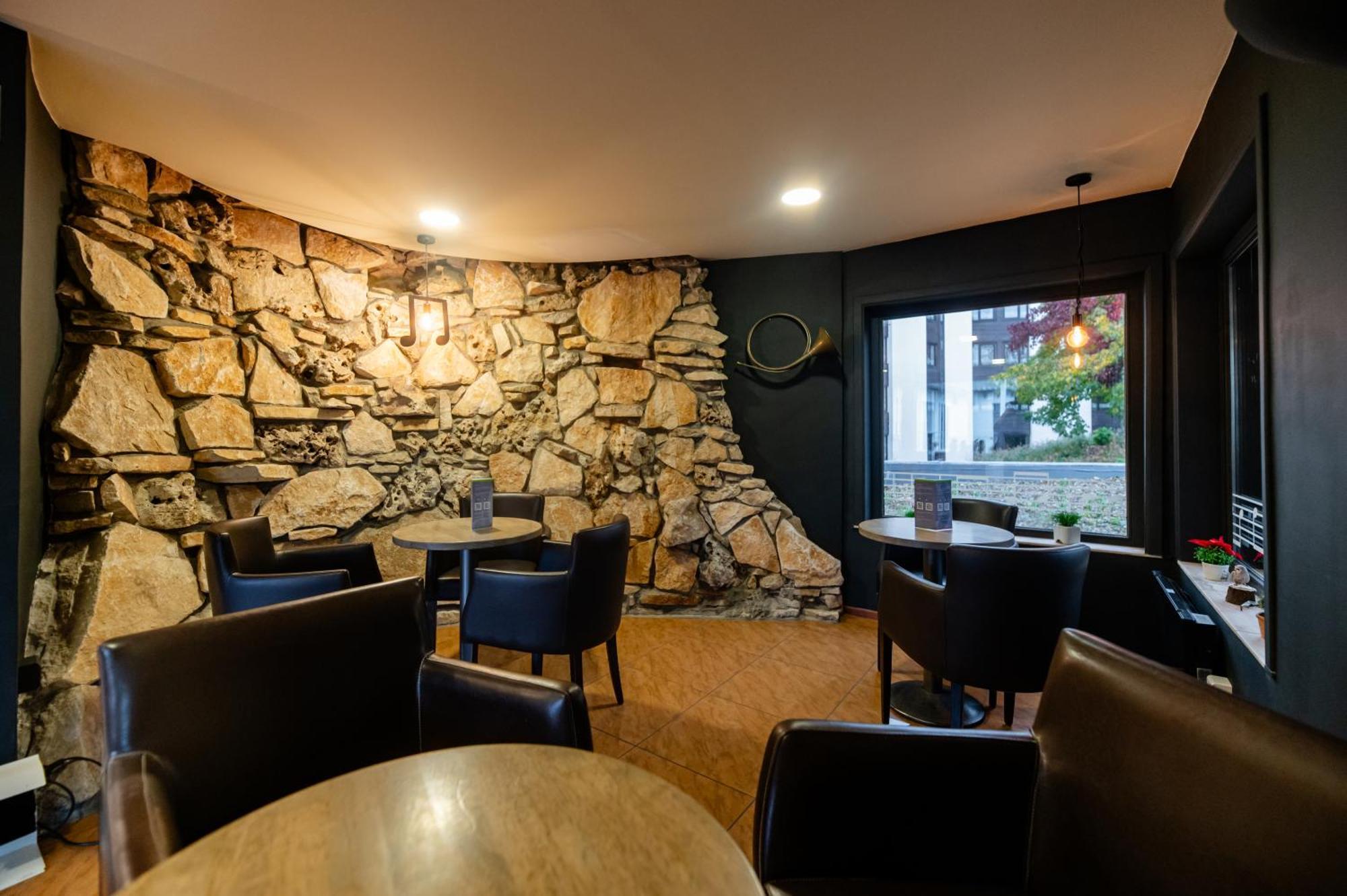 Logis Hotel Restaurant Des Acacias Lille Neuville En Ferrain エクステリア 写真