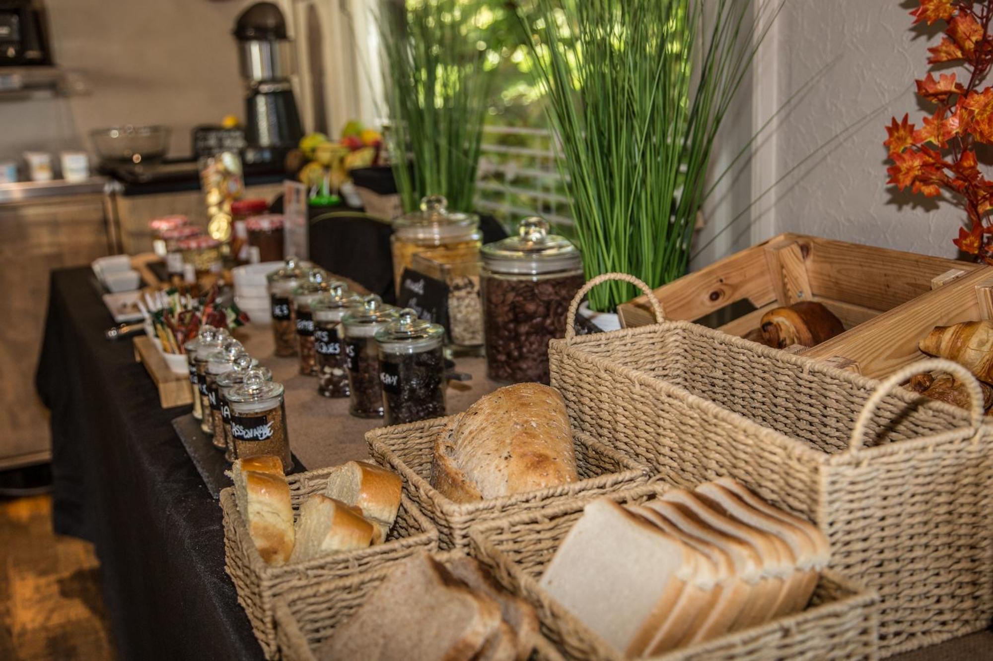 Logis Hotel Restaurant Des Acacias Lille Neuville En Ferrain エクステリア 写真