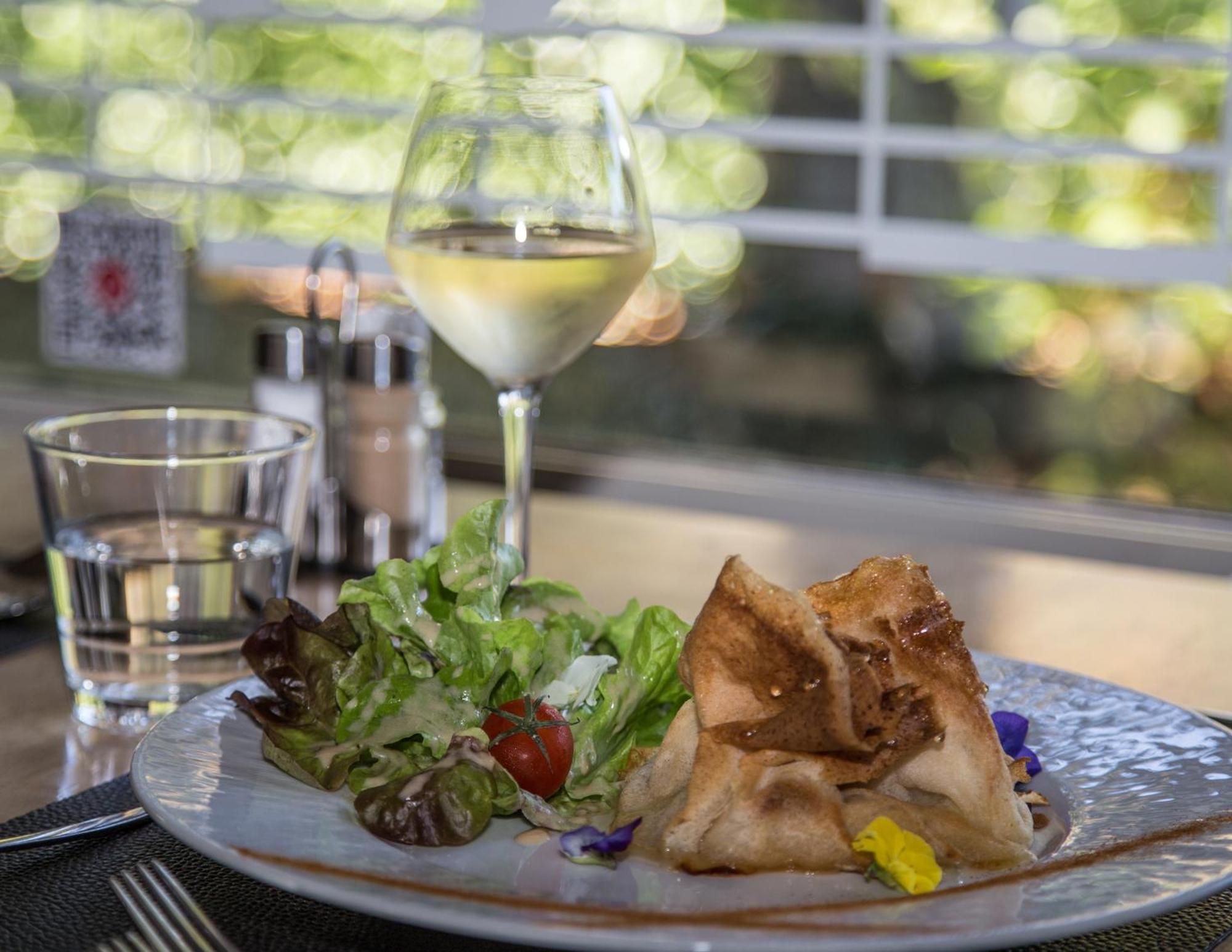 Logis Hotel Restaurant Des Acacias Lille Neuville En Ferrain エクステリア 写真