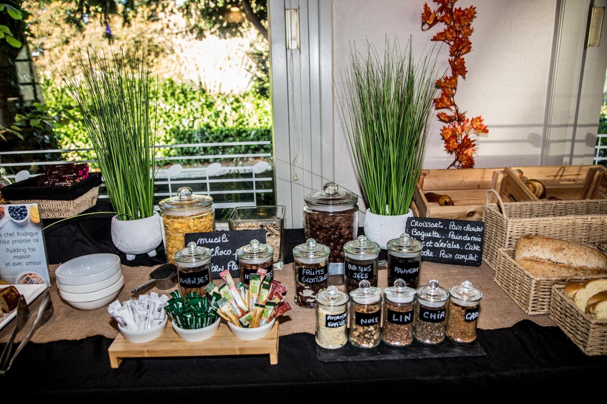 Logis Hotel Restaurant Des Acacias Lille Neuville En Ferrain エクステリア 写真